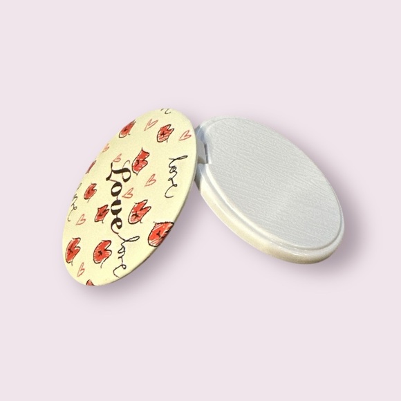 Love Script Compact Cosmetic Mirror – Red Lips & Hearts - Picture 3 of 4